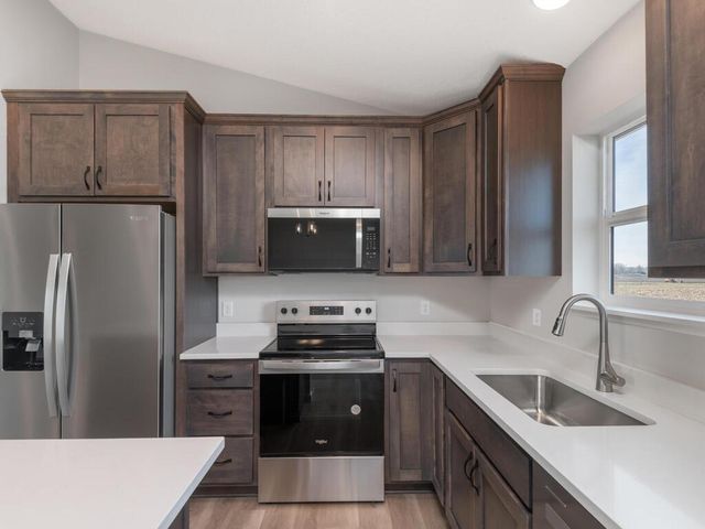 938 Prestwick Drive, Belle Plaine, MN 56011