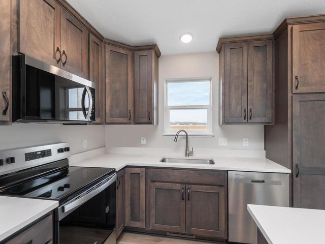 938 Prestwick Drive, Belle Plaine, MN 56011