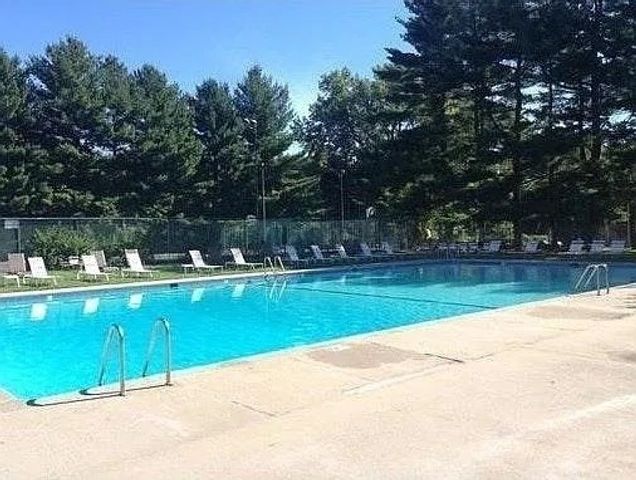 288 Regency Park Dr 288, Agawam, MA 01001