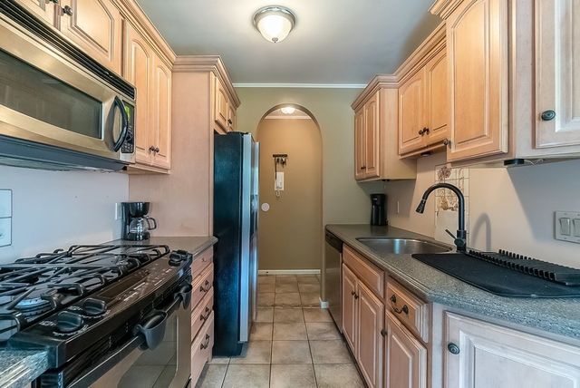 288 Regency Park Dr 288, Agawam, MA 01001