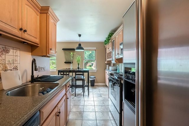 288 Regency Park Dr 288, Agawam, MA 01001