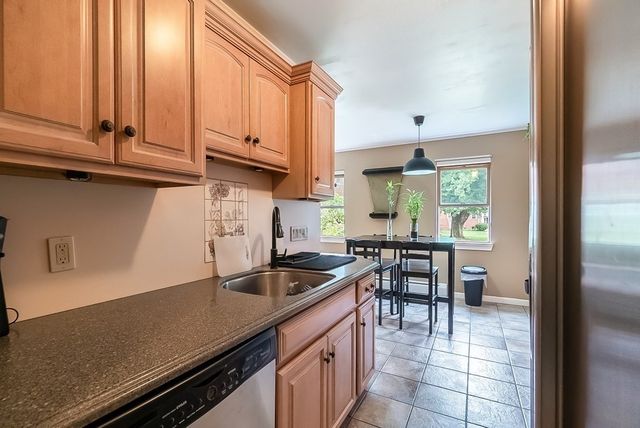 288 Regency Park Dr 288, Agawam, MA 01001