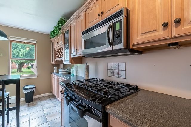 288 Regency Park Dr 288, Agawam, MA 01001