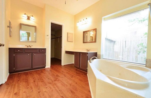 15410 Oak Lake Glen Dr, Sugar Land, TX 77498