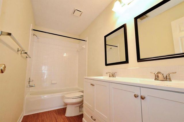 15410 Oak Lake Glen Dr, Sugar Land, TX 77498