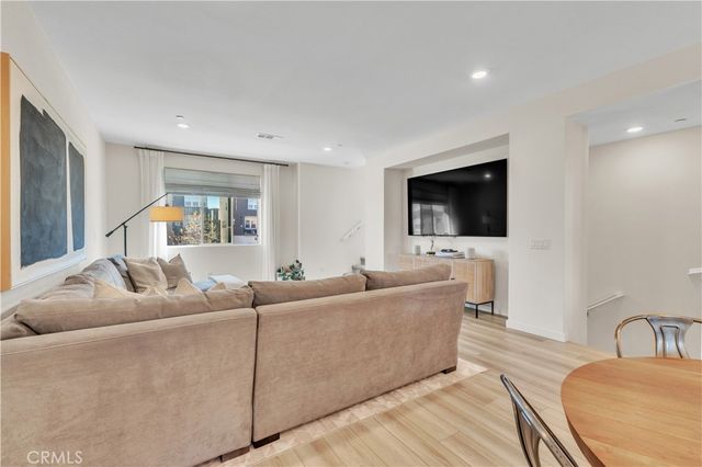 27582 Manzanita, Valencia, CA 91381