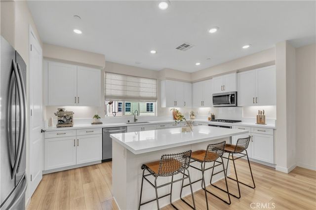 27582 Manzanita, Valencia, CA 91381