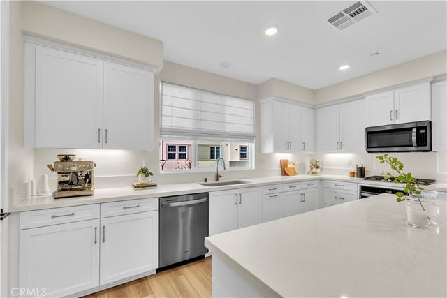 27582 Manzanita, Valencia, CA 91381