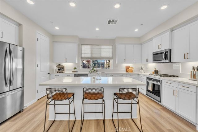 27582 Manzanita, Valencia, CA 91381