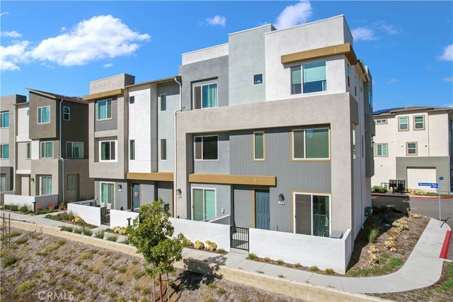 27582 Manzanita, Valencia, CA 91381