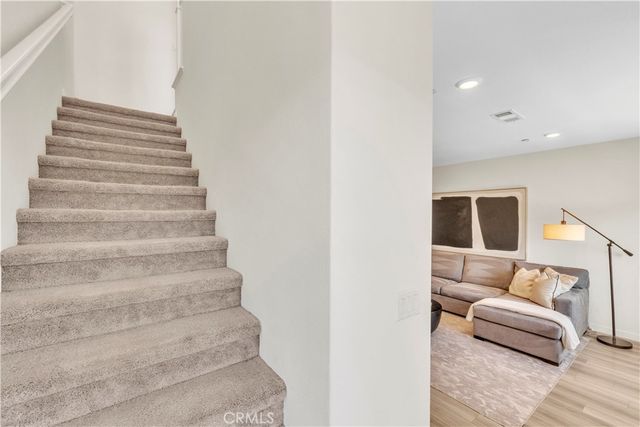 27582 Manzanita, Valencia, CA 91381