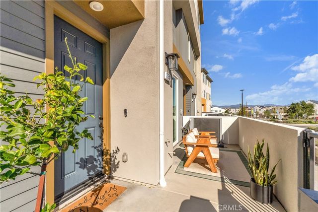 27582 Manzanita, Valencia, CA 91381