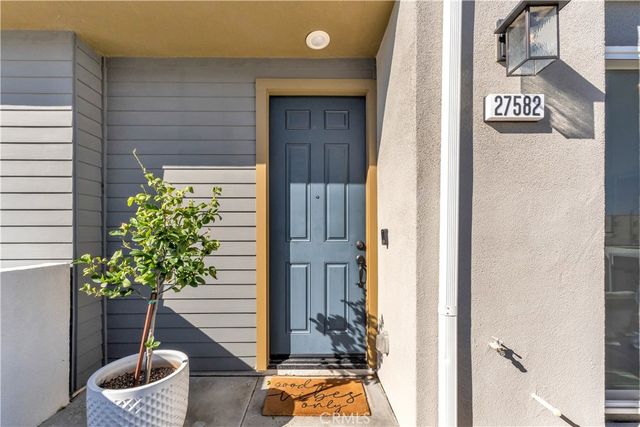 27582 Manzanita, Valencia, CA 91381