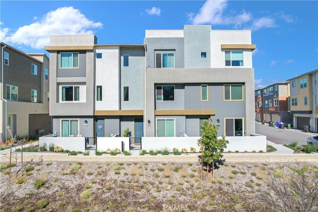 27582 Manzanita, Valencia, CA 91381