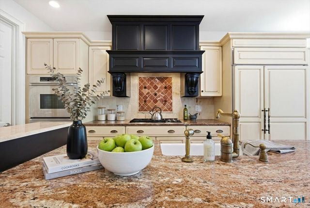 17 Bittersweet Way, Stonington, CT 06378