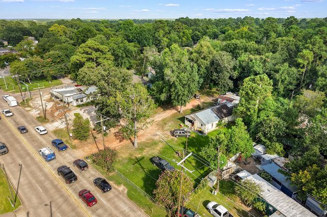 425 Silverdale Dr, Conroe, TX 77301