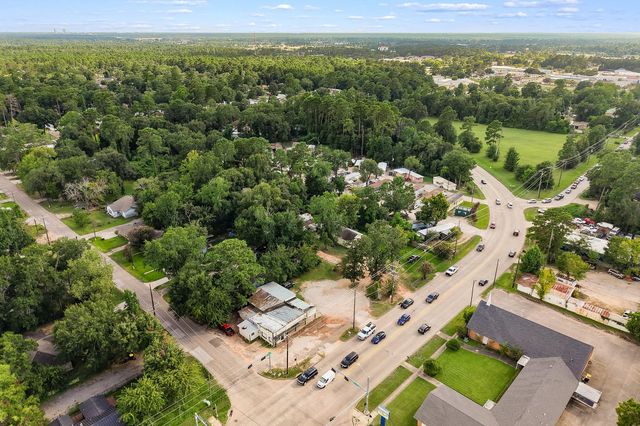 425 Silverdale Dr, Conroe, TX 77301