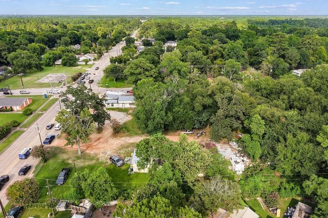 425 Silverdale Dr, Conroe, TX 77301