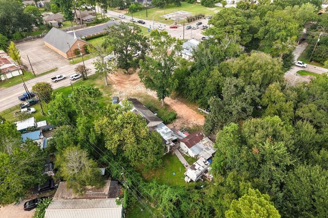 425 Silverdale Dr, Conroe, TX 77301