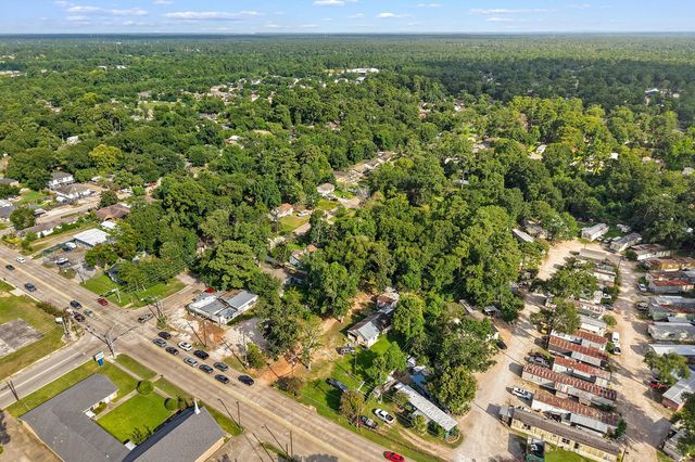 425 Silverdale Dr, Conroe, TX 77301