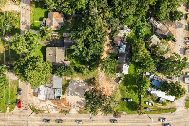 425 Silverdale Dr, Conroe, TX 77301