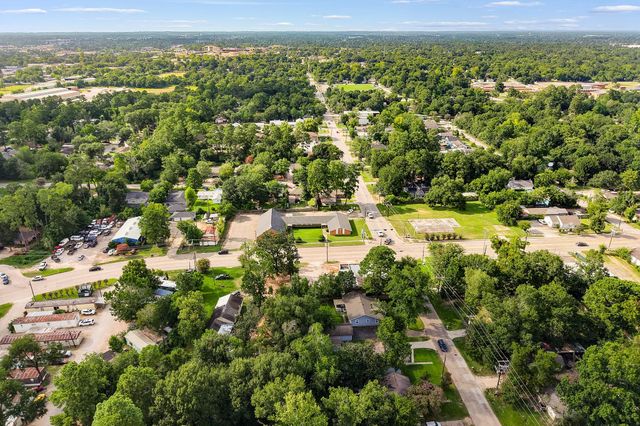 425 Silverdale Dr, Conroe, TX 77301