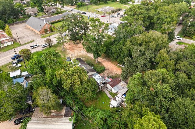 425 Silverdale Dr, Conroe, TX 77301