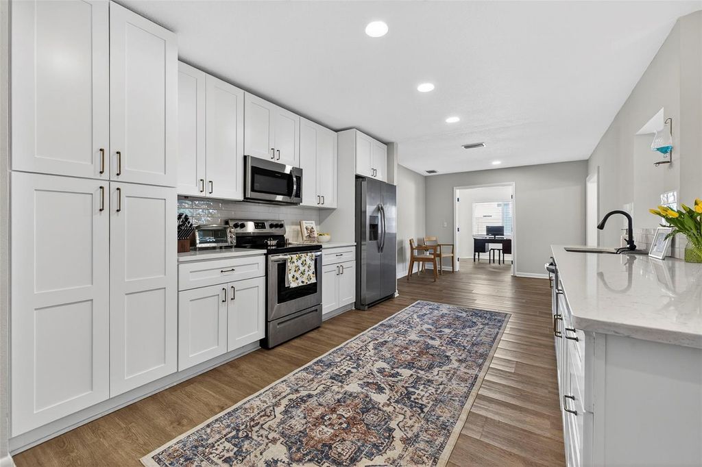 Image 5 of property listing at 4705 FOXSHIRE CIRCLE, Tampa, FL 33624