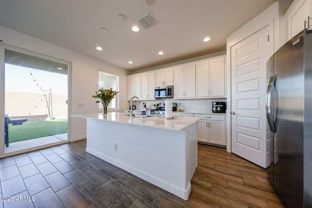 8334 E PALOMA Avenue, Mesa, AZ 85212