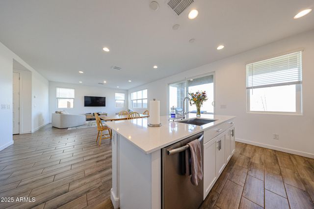 8334 E PALOMA Avenue, Mesa, AZ 85212