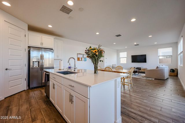 8334 E PALOMA Avenue, Mesa, AZ 85212