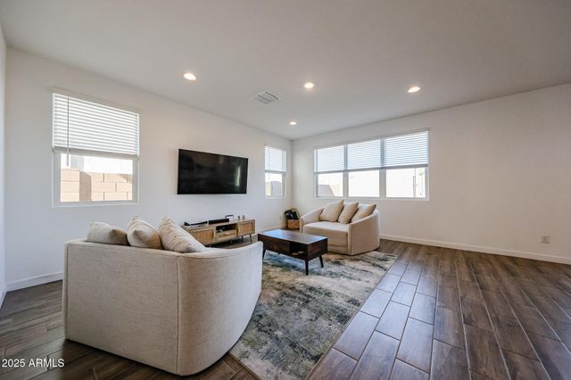 8334 E PALOMA Avenue, Mesa, AZ 85212