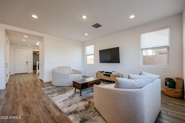 8334 E PALOMA Avenue, Mesa, AZ 85212