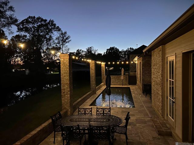 11081 Toria Ln, St Amant, LA 70774