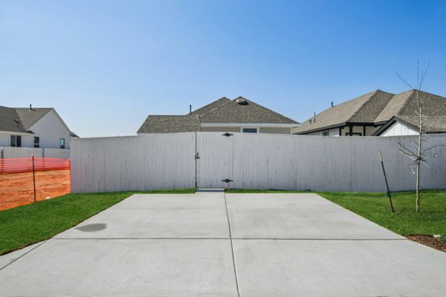 135 Summer DR, Elgin, TX 78621