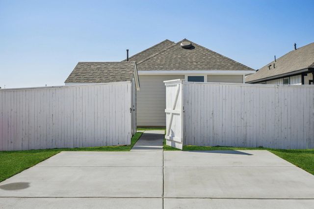 135 Summer DR, Elgin, TX 78621