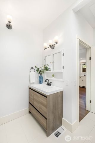 2423 3rd Avenue W, Seattle, WA 98119