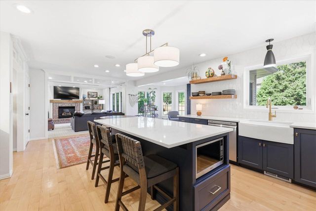 1900 LITTLE VALLEY COURT, De Pere, WI 54115