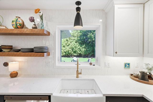 1900 LITTLE VALLEY COURT, De Pere, WI 54115