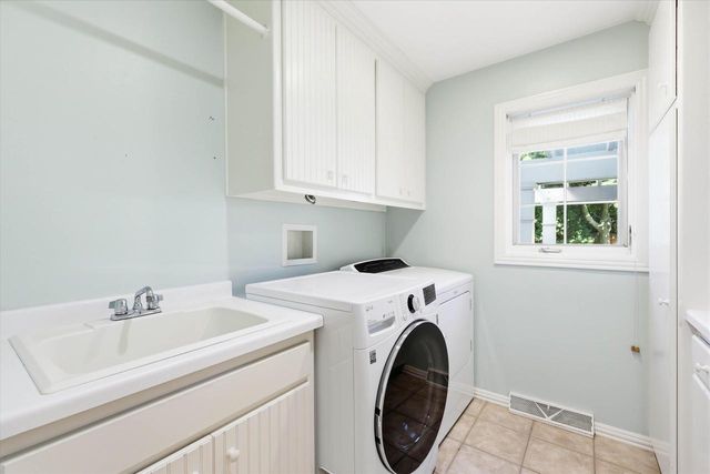 1900 LITTLE VALLEY COURT, De Pere, WI 54115