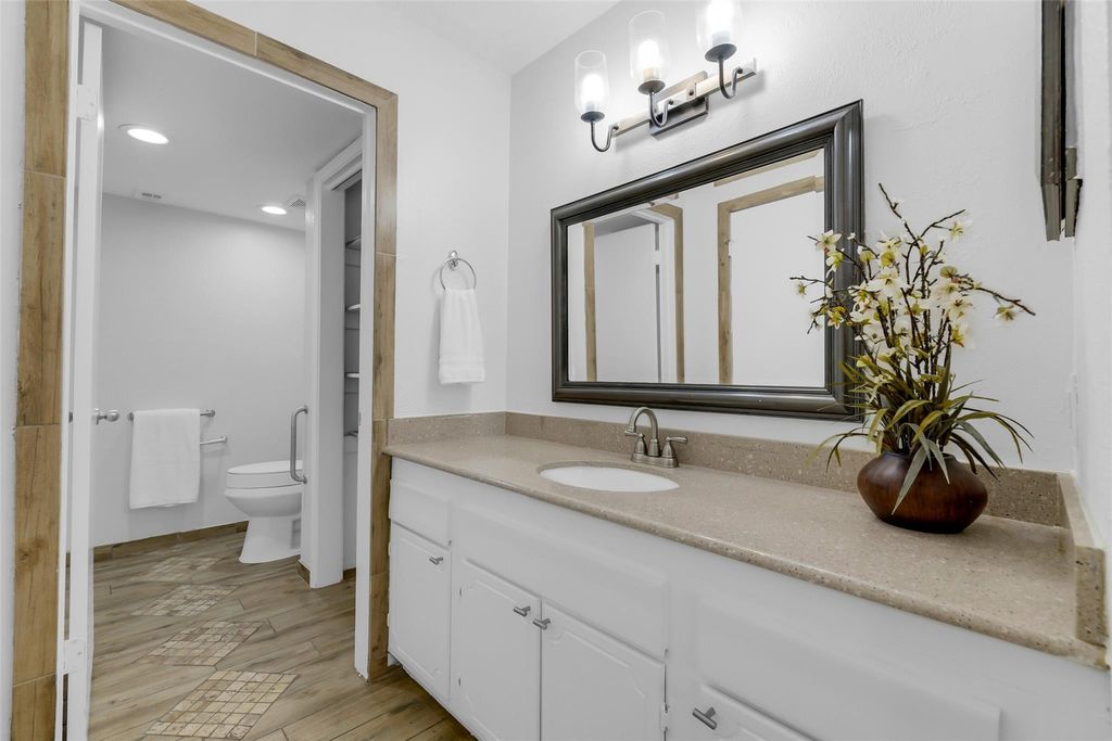 Image 10 of property listing at 5005 Georgi Lane 156, Houston, TX 77092