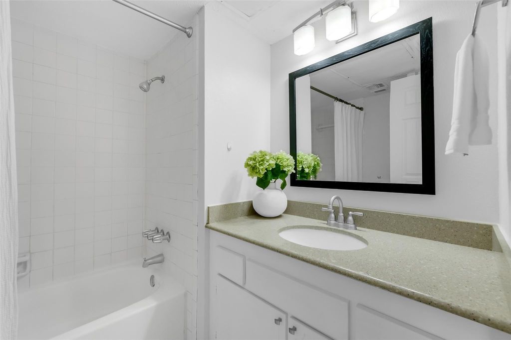 Image 14 of property listing at 5005 Georgi Lane 156, Houston, TX 77092