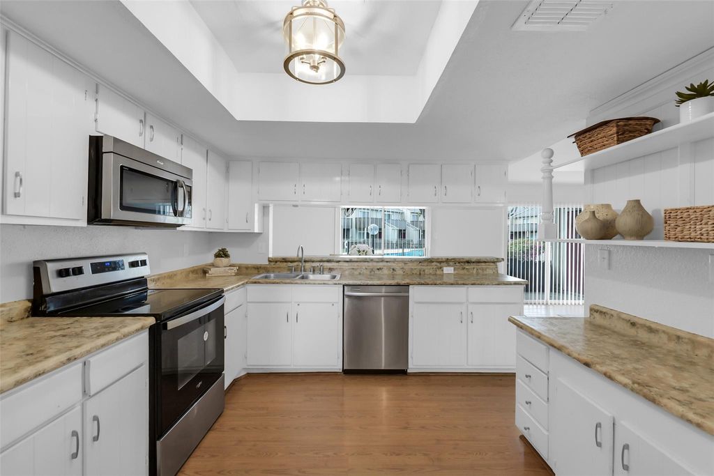 Image 7 of property listing at 5005 Georgi Lane 156, Houston, TX 77092