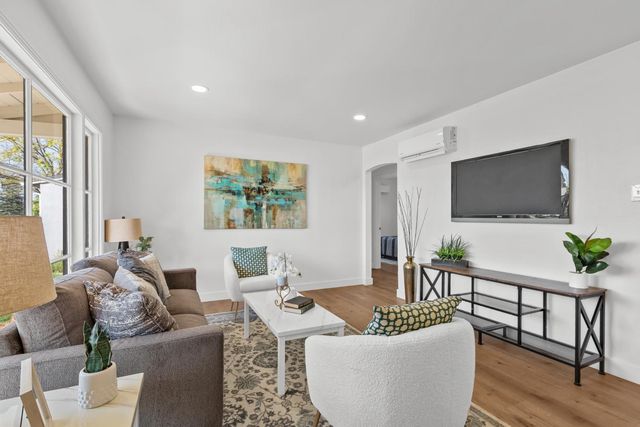 5625 La Campana Way, Sacramento, CA 95822