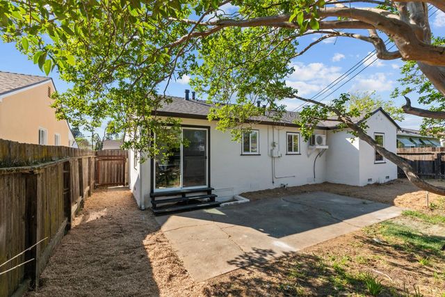 5625 La Campana Way, Sacramento, CA 95822