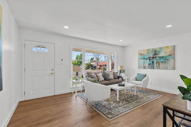 5625 La Campana Way, Sacramento, CA 95822