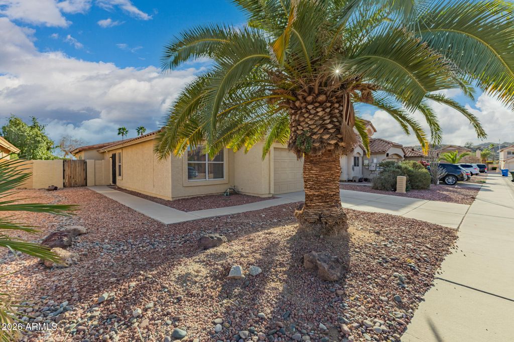 Image 12 of property listing at 2919 E MUIRWOOD Drive, Phoenix, AZ 85048