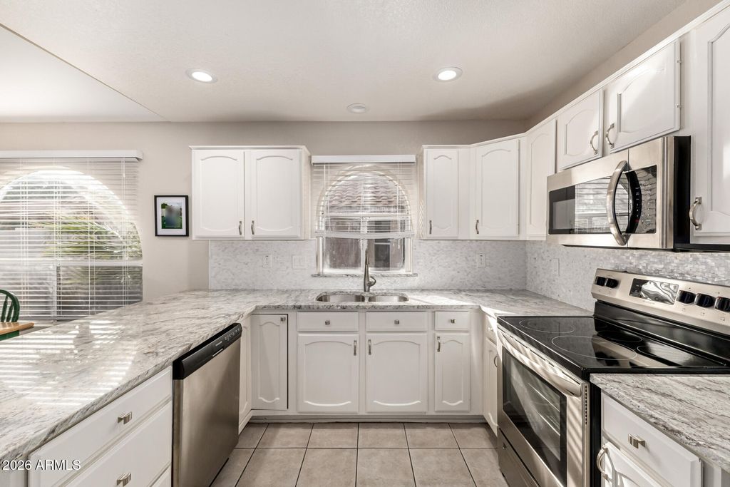 Image 16 of property listing at 2919 E MUIRWOOD Drive, Phoenix, AZ 85048