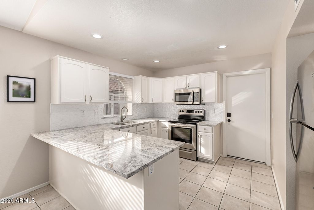 Image 2 of property listing at 2919 E MUIRWOOD Drive, Phoenix, AZ 85048
