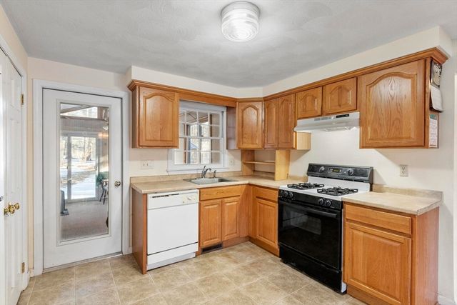 45 Maplewood Dr, Townsend, MA 01469